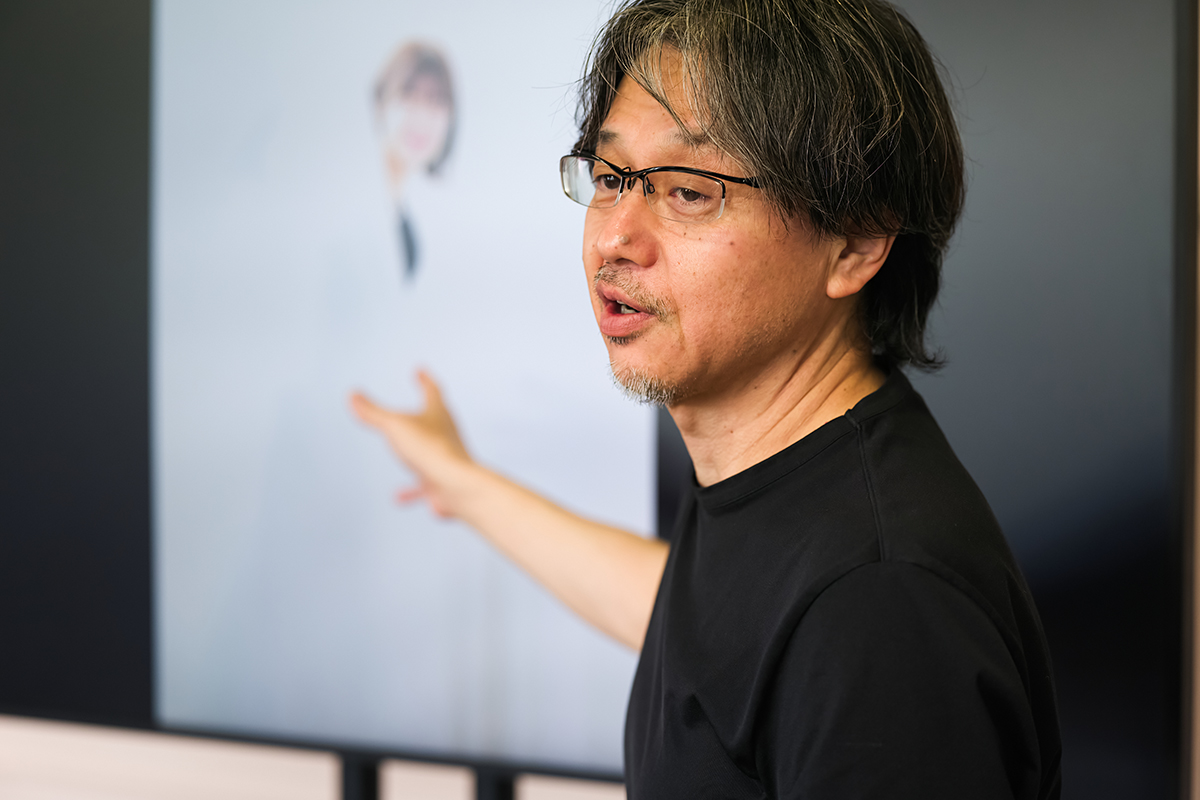 南雲氏が人物撮影の作品を交えて表現の意図を講評する様子